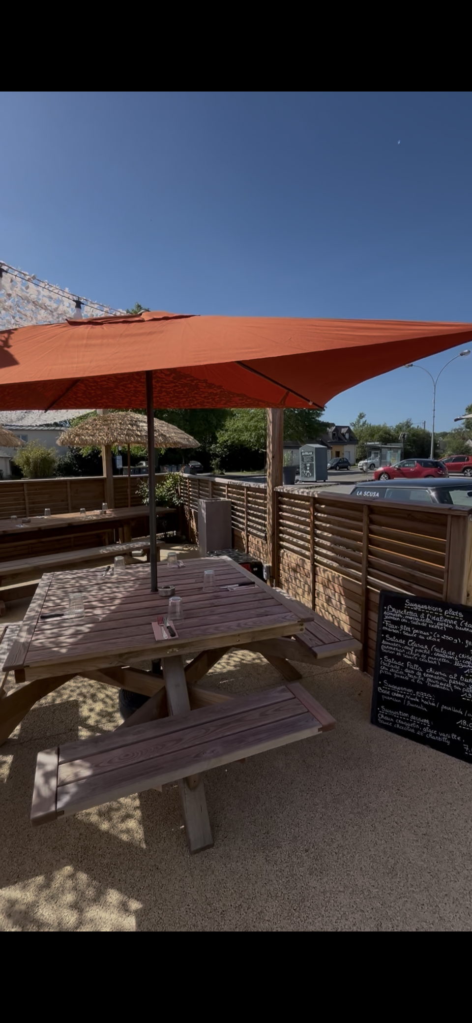 Terrasse aménagée du restaurant La Scusa, cadre idéal pour un repas en plein air
