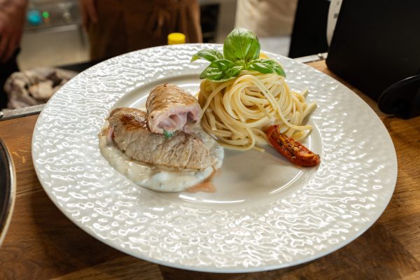 Escalope de veau Saltimbocca - restaurant et pizzeria Italien - la scusa